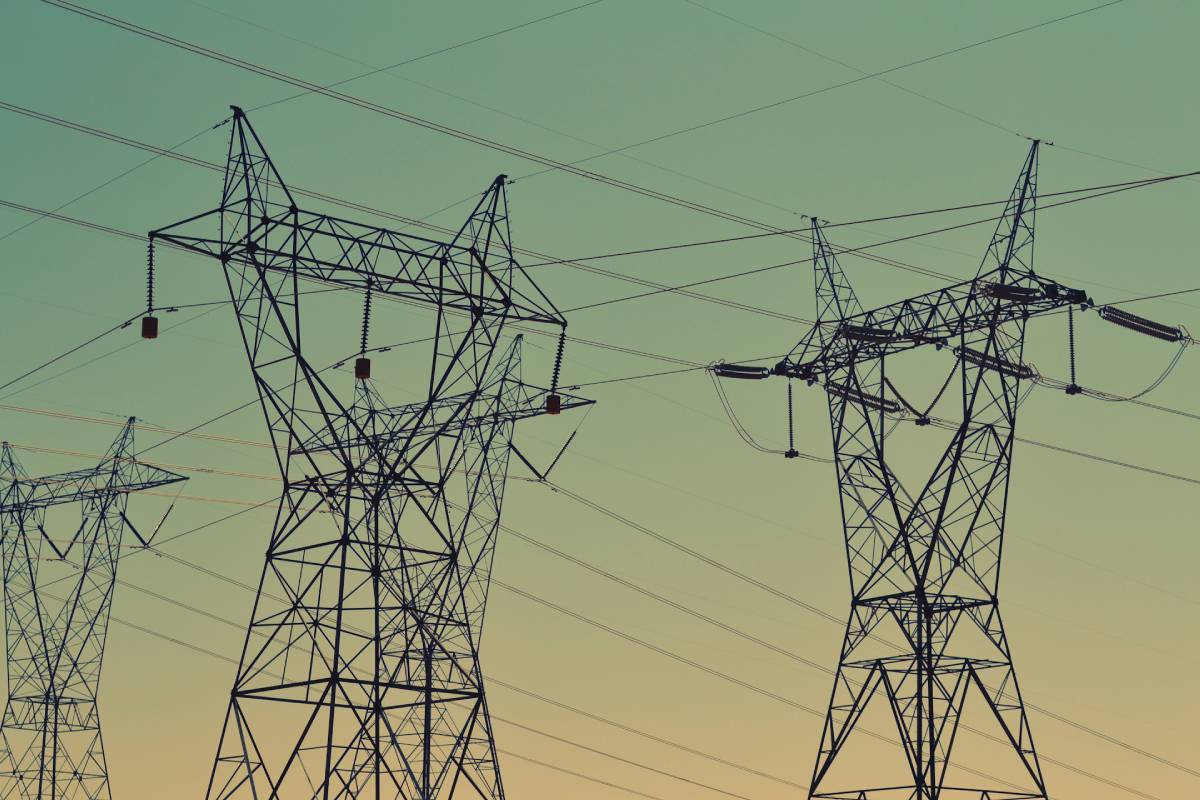 A imagem mostra uma rede de energia elétrica; trata-se de imagem de banco público.