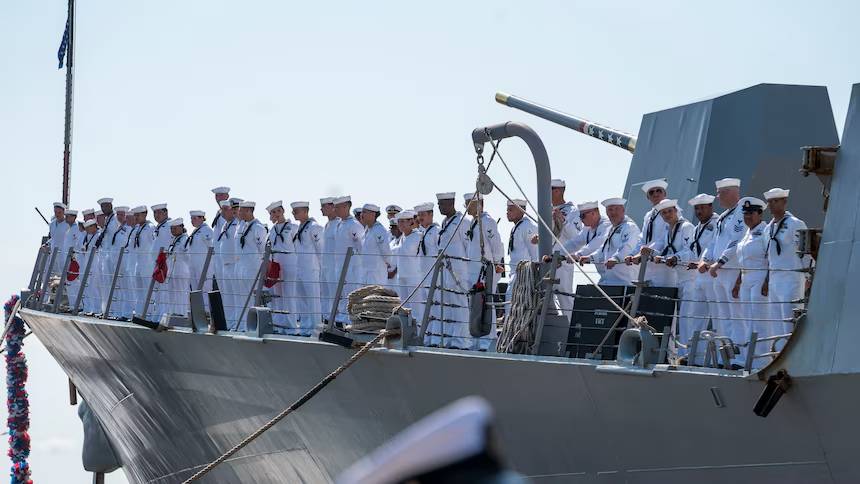 EUA afirmam que nenhum de seus navios de guerra foi atingido no Estreito de Ormuz