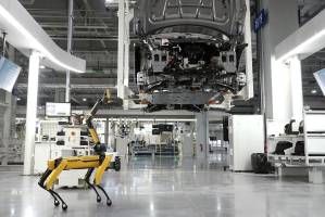 Indústria automatizada com uso de robôs e outras tecnologias como inteligência artificial