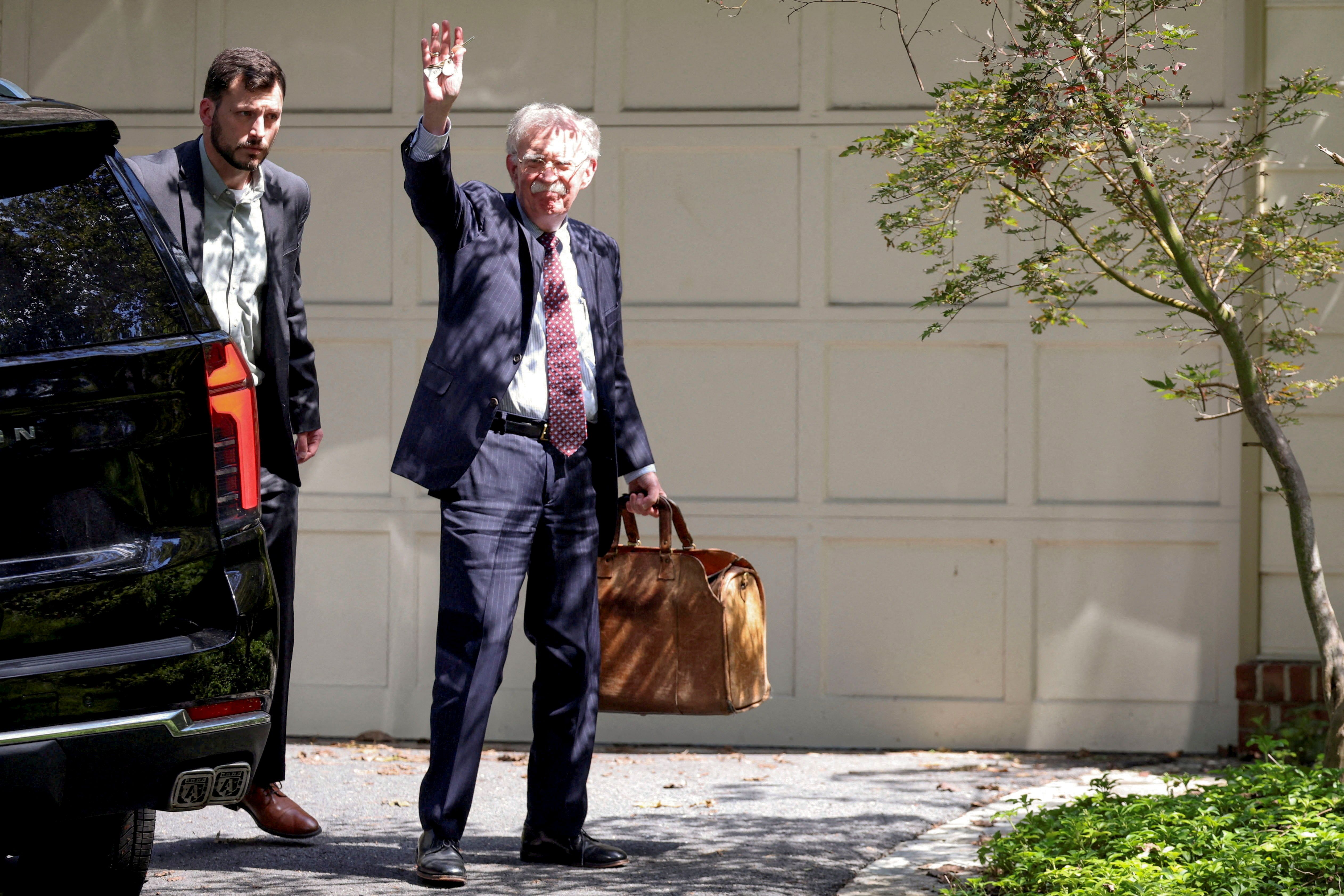 O ex-conselheiro de segurança nacional da Casa Branca, John Bolton, chega à sua casa após a busca do FBI em Bethesda, Maryland, EUA, em 22 de agosto de 2025. REUTERS/Tasos Katopodis