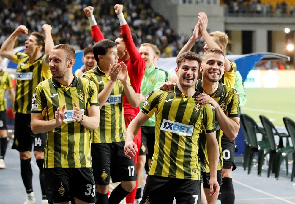Futebol - Liga dos Campeões da UEFA - Playoff - Segundo jogo - Kairat x Celtic - Estádio Ortalyk, Almaty, Cazaquistão - 27 de agosto de 2025. Jorginho, do Kairat, e seus companheiros comemoram após vencerem a disputa de pênaltis e se classificarem para a Liga dos Campeões da UEFA. REUTERS/Pavel Mikheyev TPX IMAGES OF THE DAY
