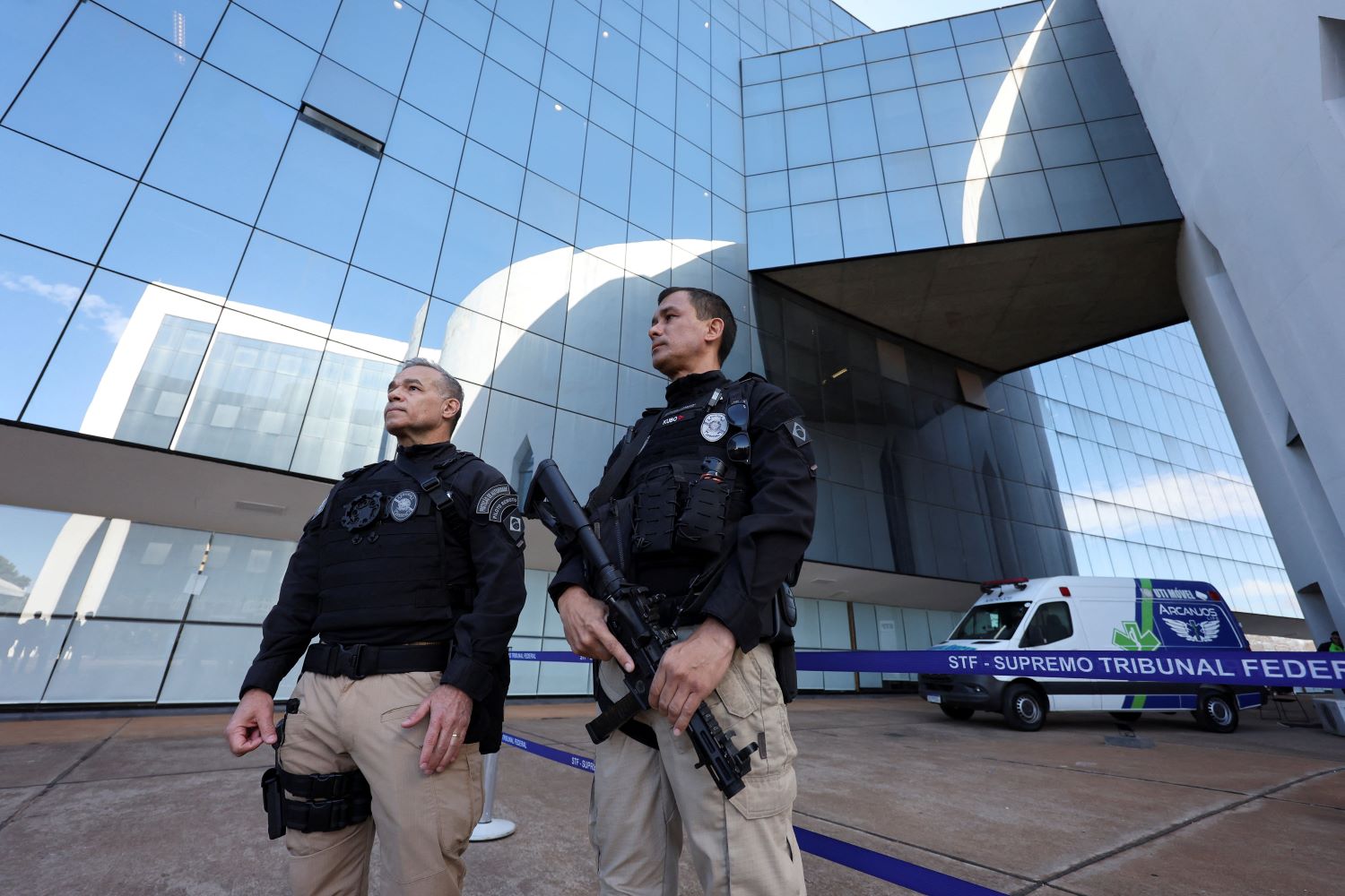 Membros da Polícia Judiciária montam guarda perto do Supremo Tribunal Federal (STF) no dia da fase final do julgamento do ex-presidente Jair Bolsonaro, acusado de conspiração para anular as eleições de 2022, em Brasília, 2 de setembro de 2025. (Foto: REUTERS/Jorge Silva)