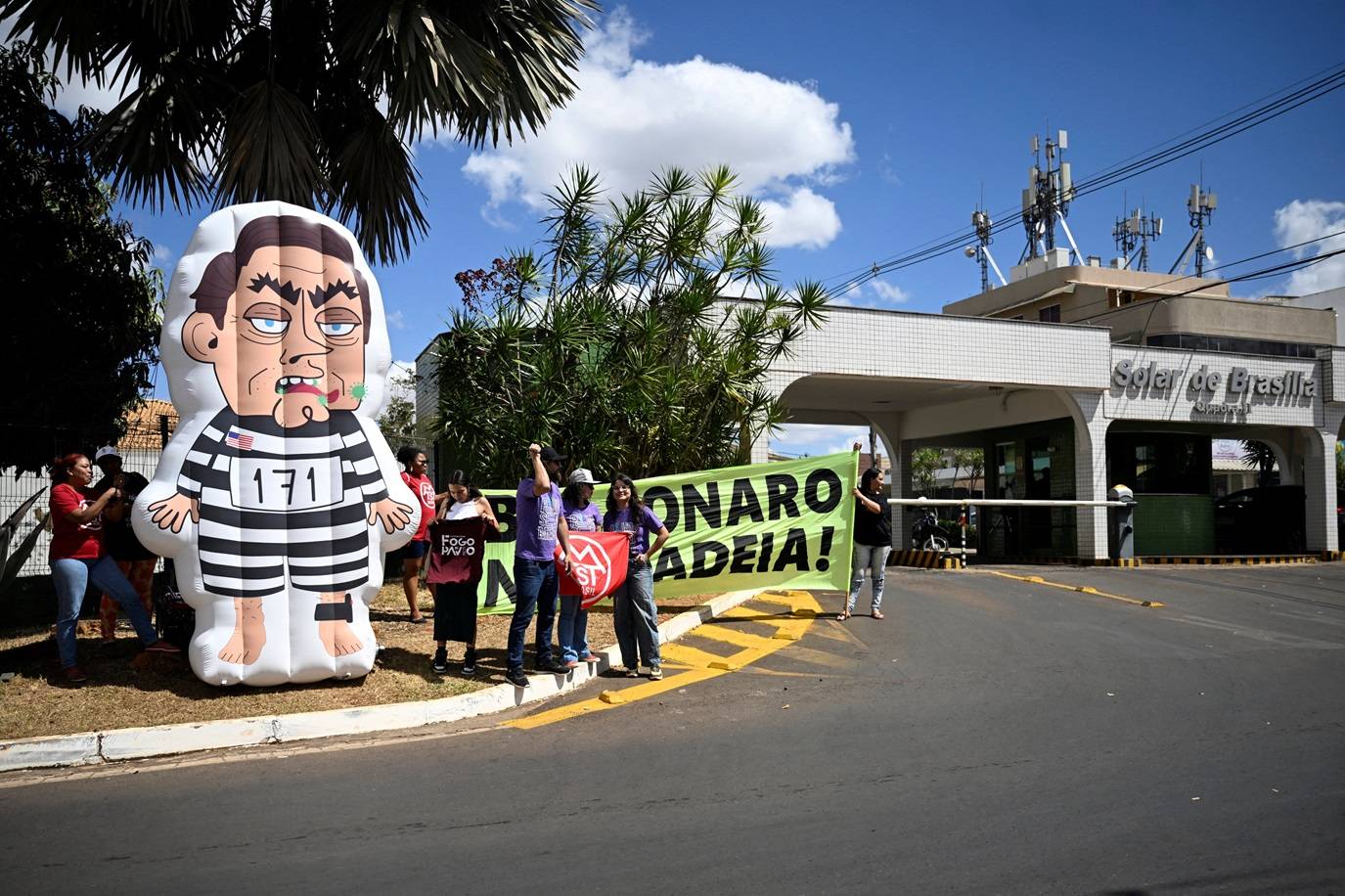 Uma figura inflável representando o ex-presidente do Brasil, Jair Bolsonaro, está exposta em frente ao condomínio onde ele cumpre prisão domiciliar, no dia da fase final do julgamento do ex-presidente, acusado de conspirar um golpe após sua derrota eleitoral, em Brasília, Brasil, 2 de setembro de 2025. REUTERS/Mateus Bonomi

