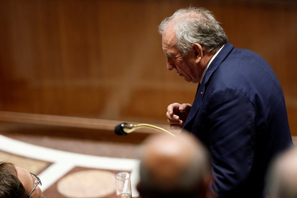 O primeiro-ministro francês François Bayrou reage após discursar durante um debate antes do voto de confiança sobre a questão do orçamento, durante uma sessão extraordinária na Assembleia Nacional em Paris, França, 8 de setembro de 2025. REUTERS/Benoit Tessier