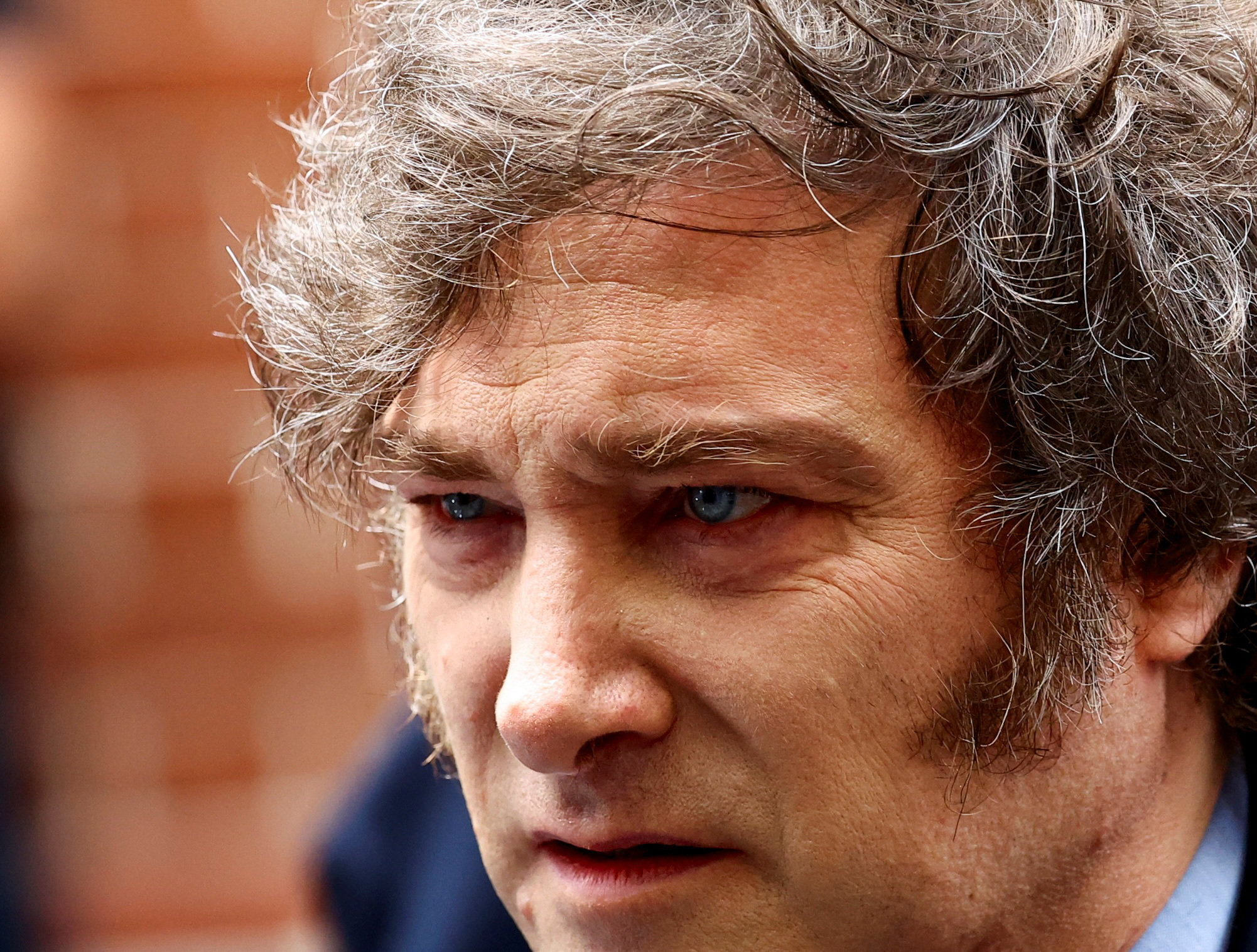 Milei promete manter controle cambial e diz que Argentina “não vai dar calote”