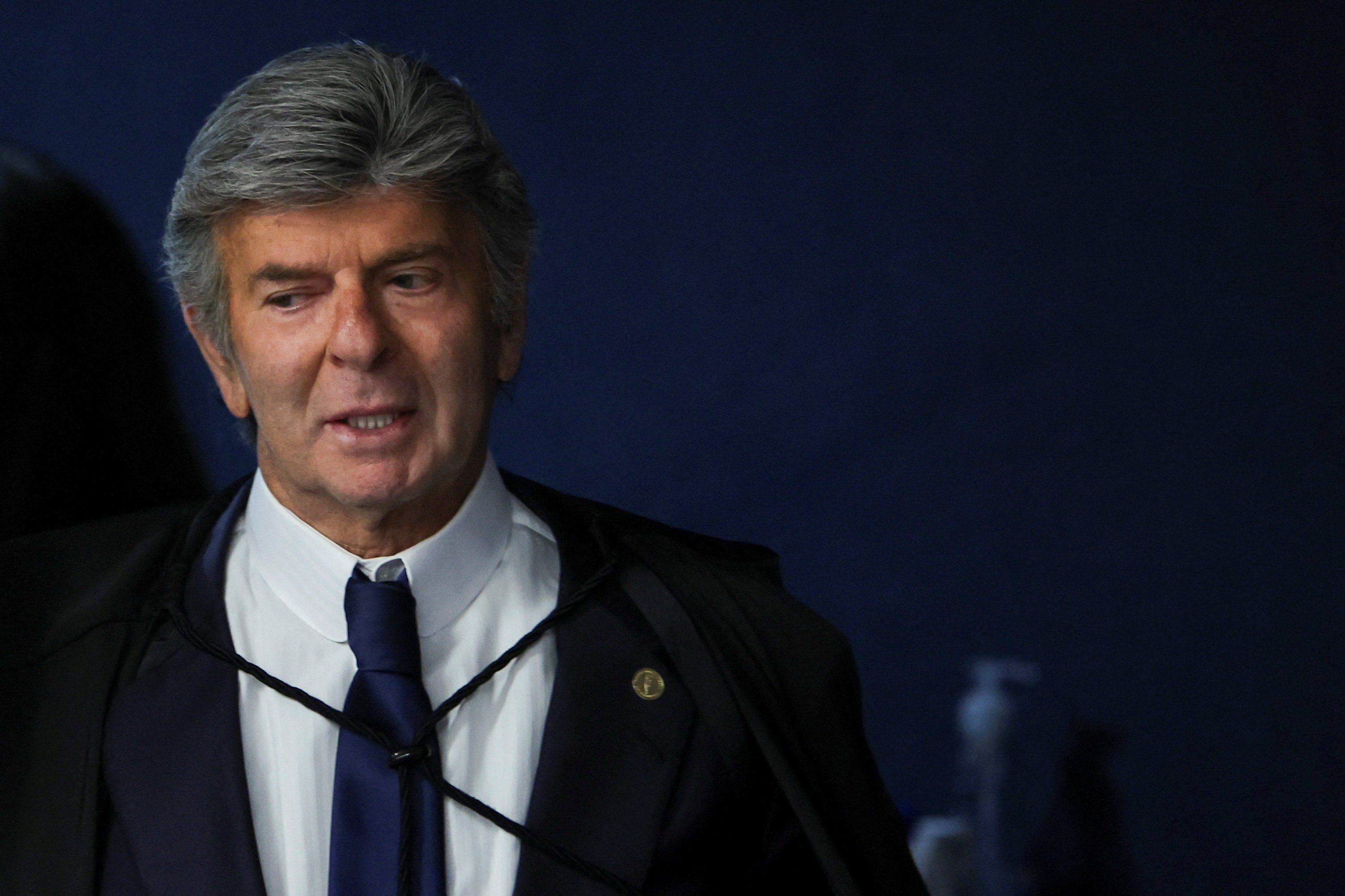 Luiz Fux muda voto e defende reverso de condenaes do 8 de janeiro