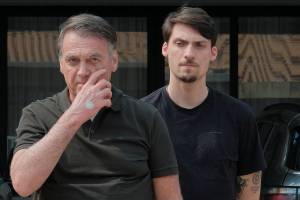 Defesa de Bolsonaro nega que ex-presidente atendeu telefonema de Frota