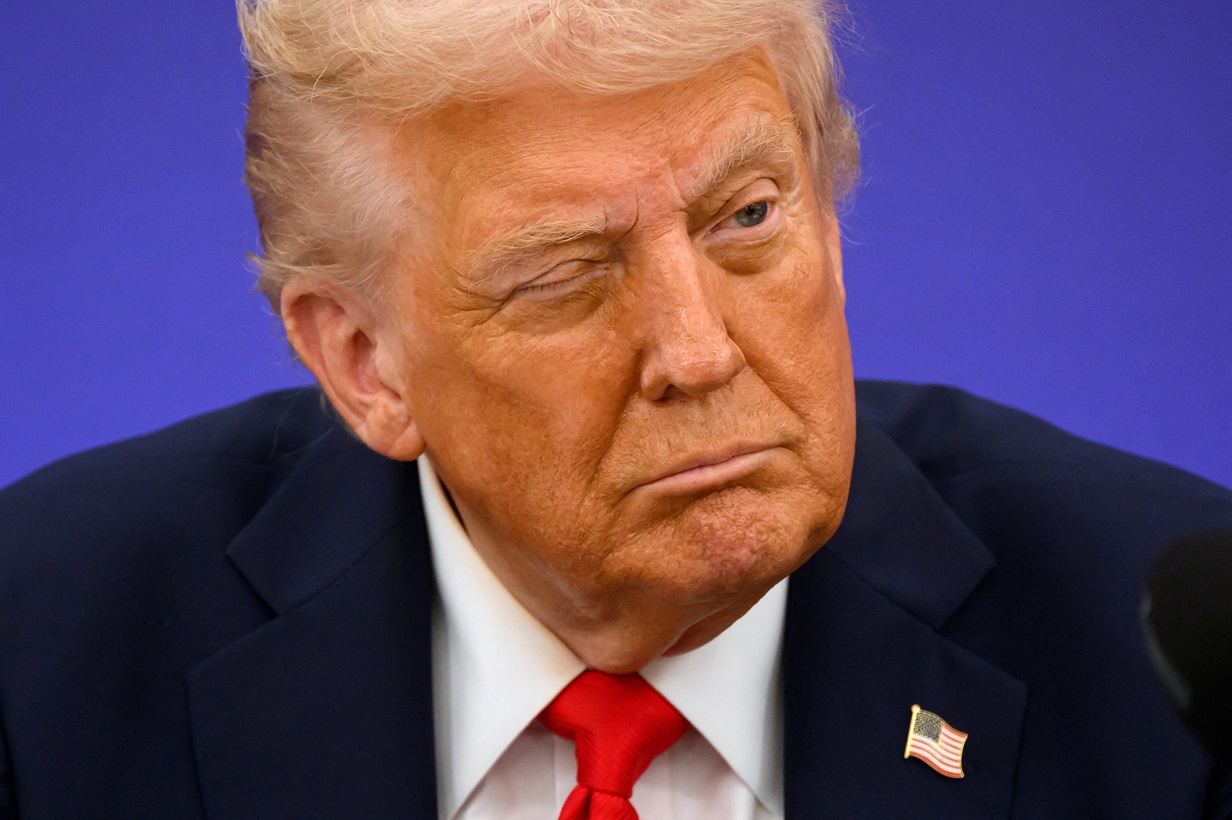 O presidente dos EUA, Donald Trump, pisca ao anunciar um acordo entre os dois países com o primeiro-ministro britânico Keir Starmer (não mostrado na foto) durante uma coletiva de imprensa em Chequers, ao final de uma visita de Estado em 18 de setembro de 2025, em Aylesbury, Reino Unido. Leon Neal/Pool via REUTERS