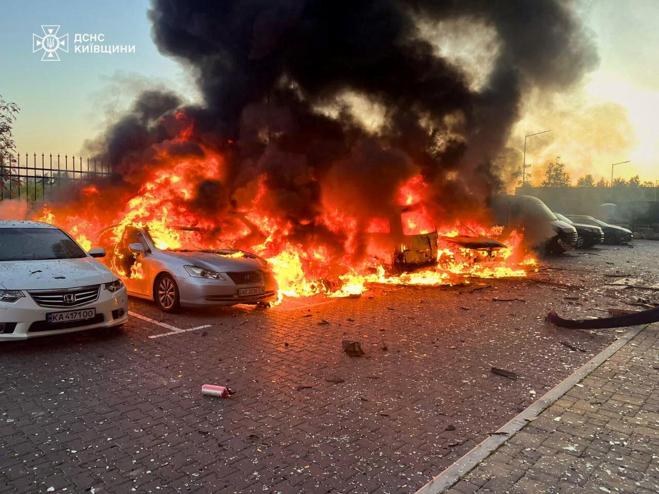 Carros em chamas após ataque russo (State Emergency Service of Ukraine in Kyiv region/Handout via REUTERS)