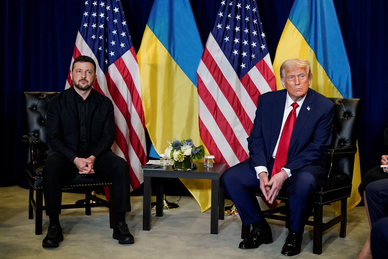 O presidente dos Estados Unidos, Donald Trump, se reúne com o presidente ucraniano, Volodymyr Zelenskiy, durante a 80ª Assembleia Geral das Nações Unidas, na cidade de Nova York, Nova York, EUA, em 23 de setembro de 2025. REUTERS/Al Drago

