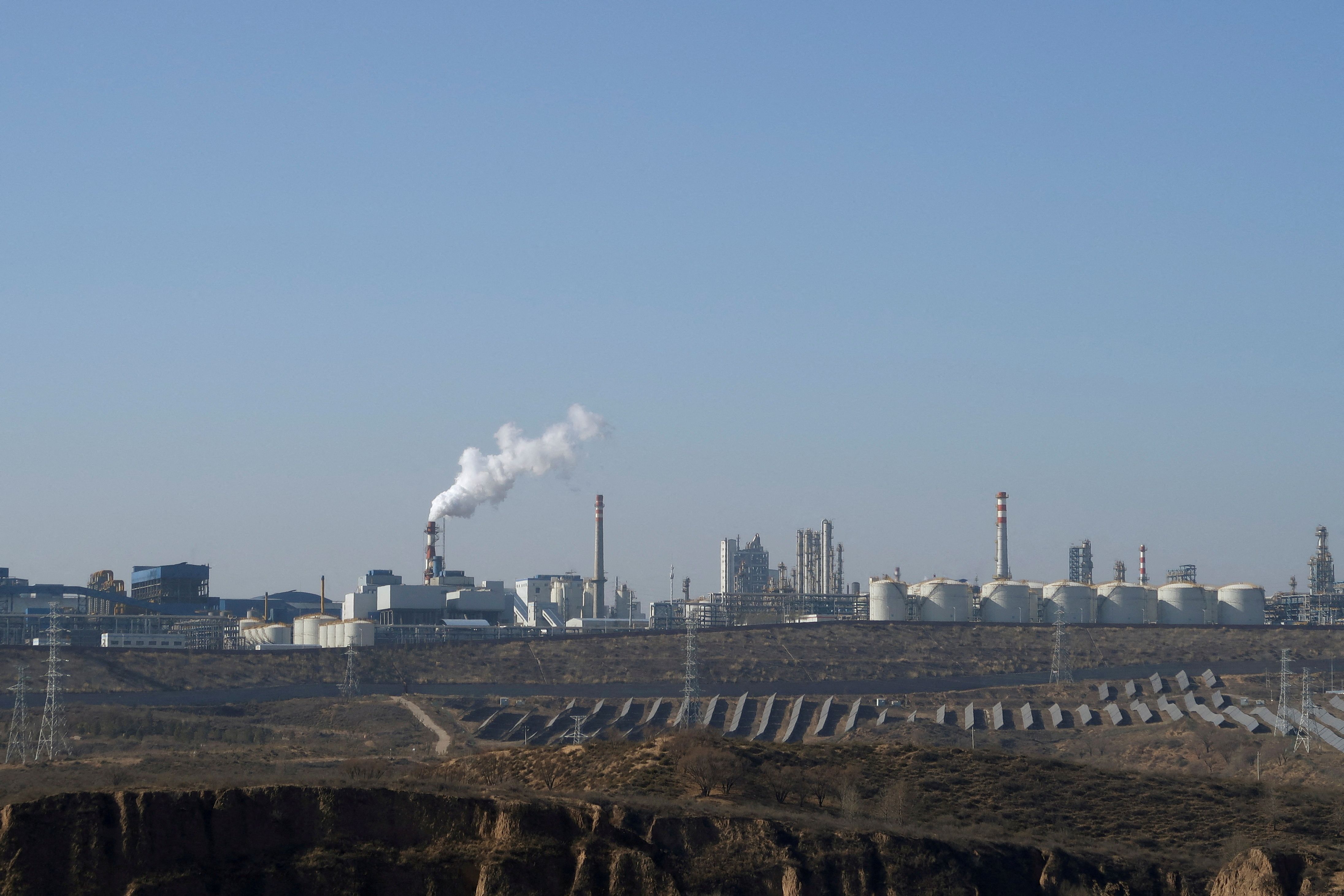 Painéis solares em frente a parque industrial de Jinjie, em Shenmu, na província chinesa de Shaanxi 20/11/2023 REUTERS/Colleen Howe