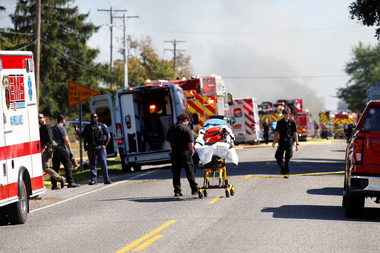 Equipes de emergência trabalham na cena de tiroteio em Michigan (Foto: Reuters)