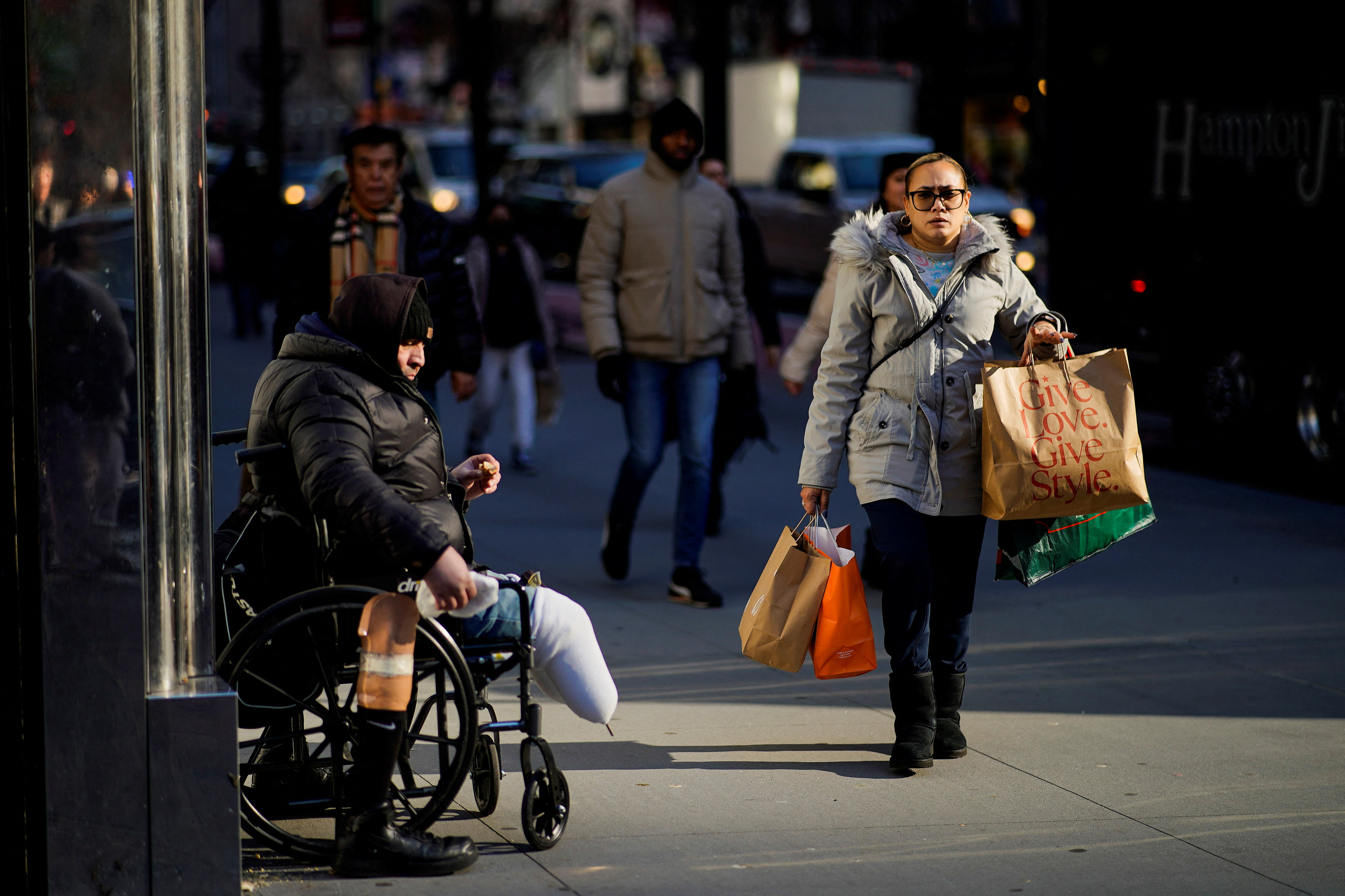 Mulher carrega sacolas de compras em Nova York
21/12/2022. REUTERS/Eduardo Munoz