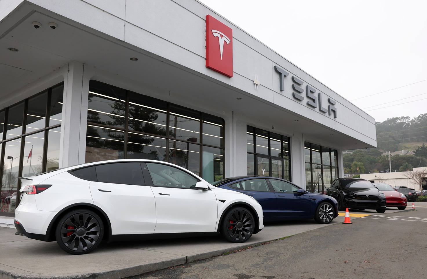 Modelos Y e 3 da Tesla em uma concessionária da marca em Corte Madera, Califórnia (Bloomberg)