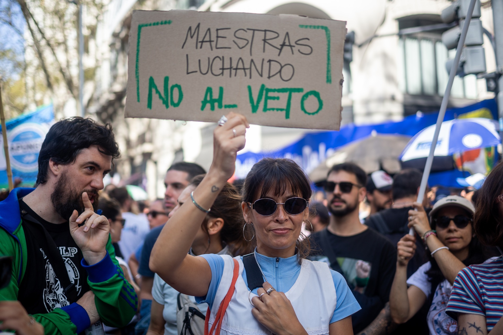 Sindicalistas e defensores protestam contra o veto do presidente Javier Milei a um projeto de lei que aumentaria os gastos com educação durante uma manifestação em Buenos Aires em 17 de setembro. (Foto: Tomas Cuesta/Bloomberg)