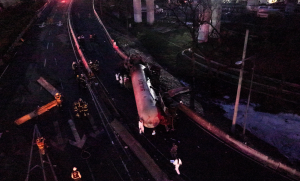 Caminhão-tanque explode e incendia vários veículos sob um viaduto em uma rodovia na Cidade do México