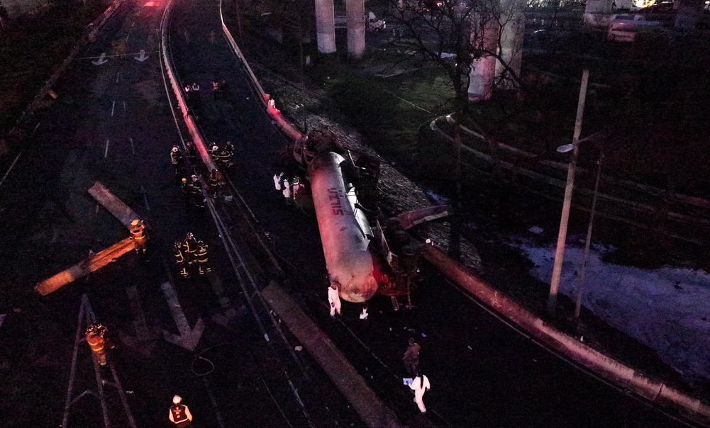 Caminhão-tanque explode e incendia vários veículos sob um viaduto em uma rodovia na Cidade do México (Foto:  REUTERS/Alberto Fajardo)