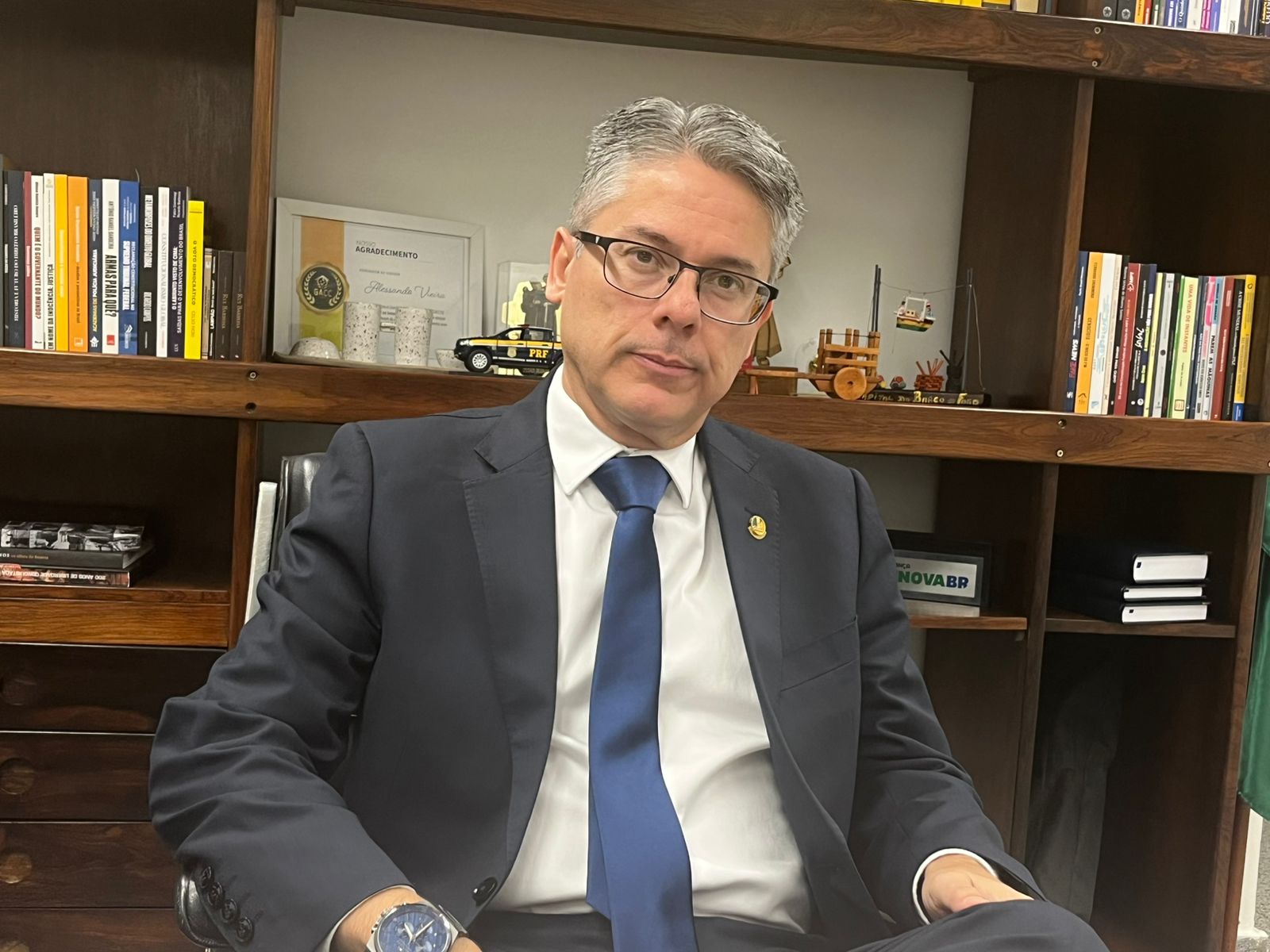 Plenário da Câmara dos Deputados com parlamentares em debate.