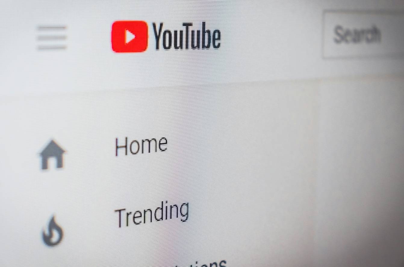 YouTube apresenta ferramentas de IA para criadores e recursos de compras