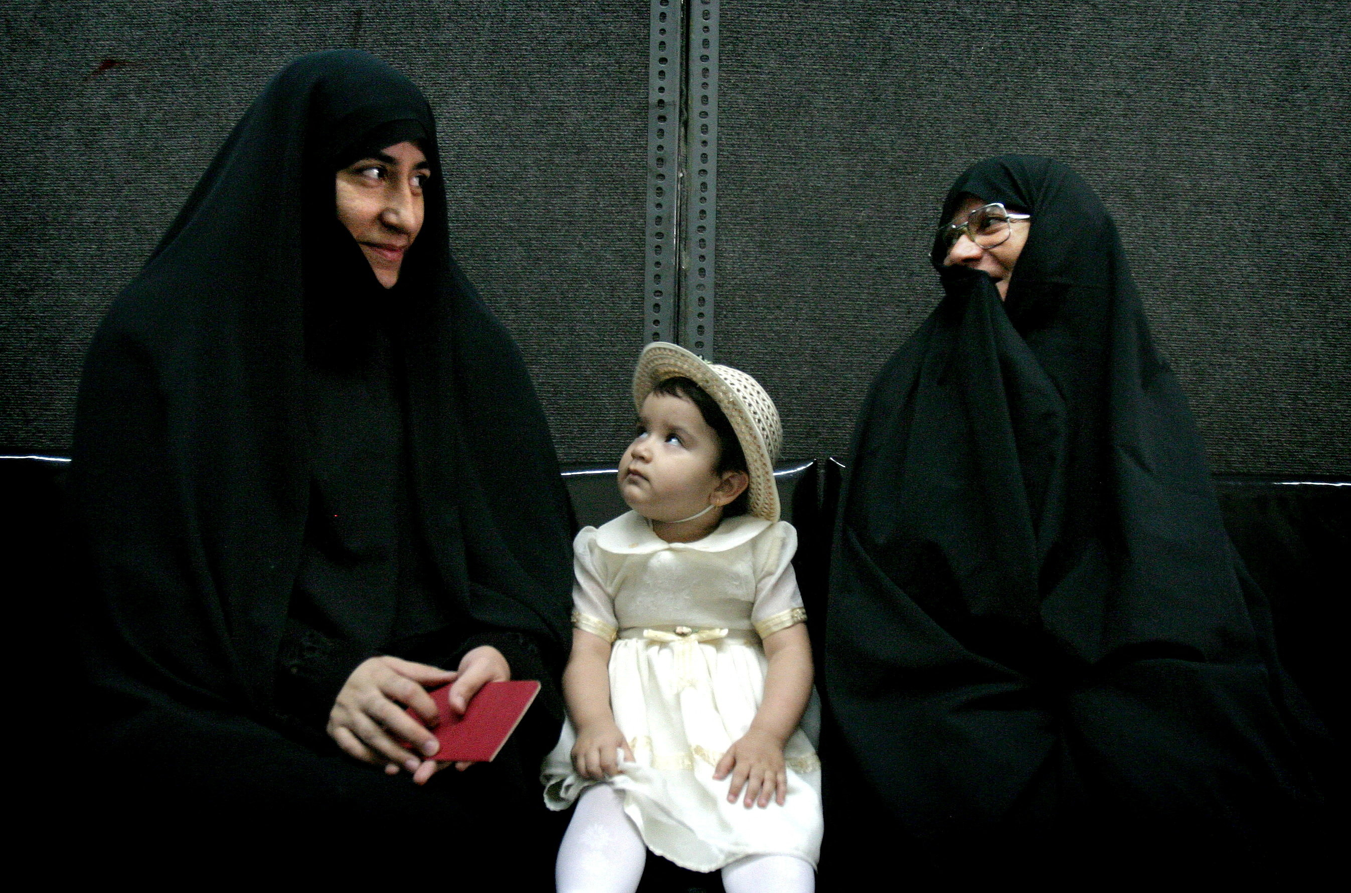 Casamento expõe contraste entre vida privada da elite e repressão às mulheres no Irã