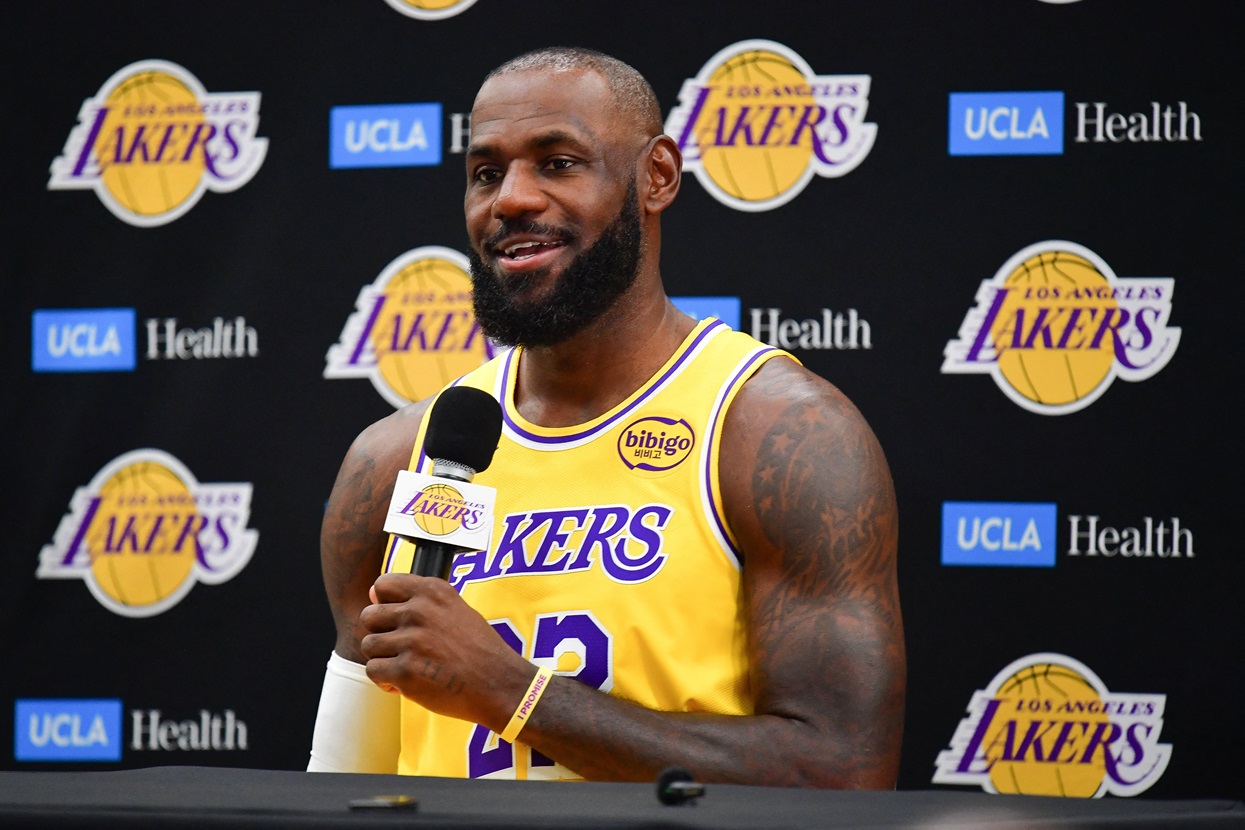 Técnico dos Lakers alfineta repórteres após “anúncio” de LeBron: “Vocês são idiotas”