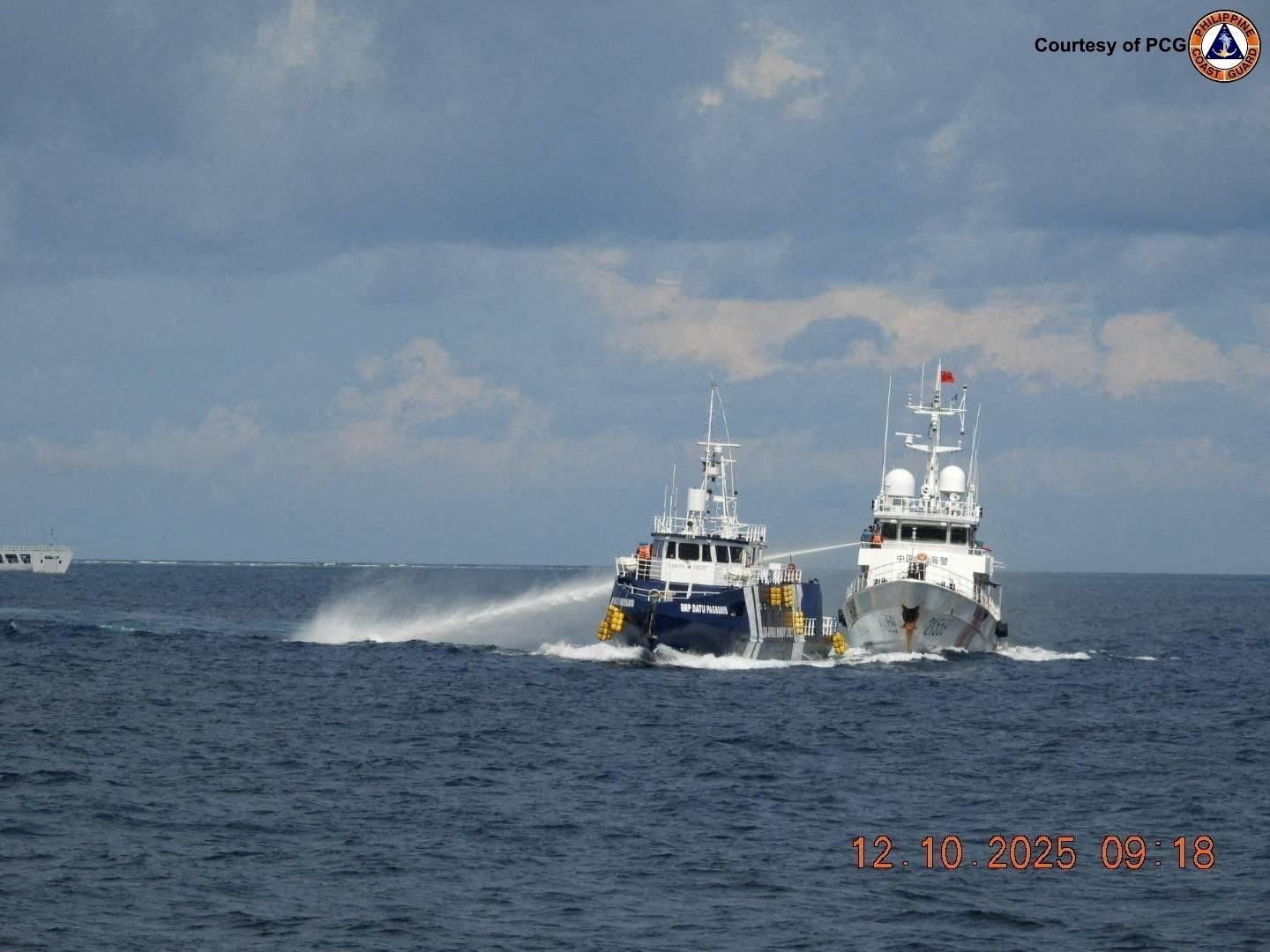 Navio da Guarda Costeira chinesa colide e danifica embarcação das Filipinas