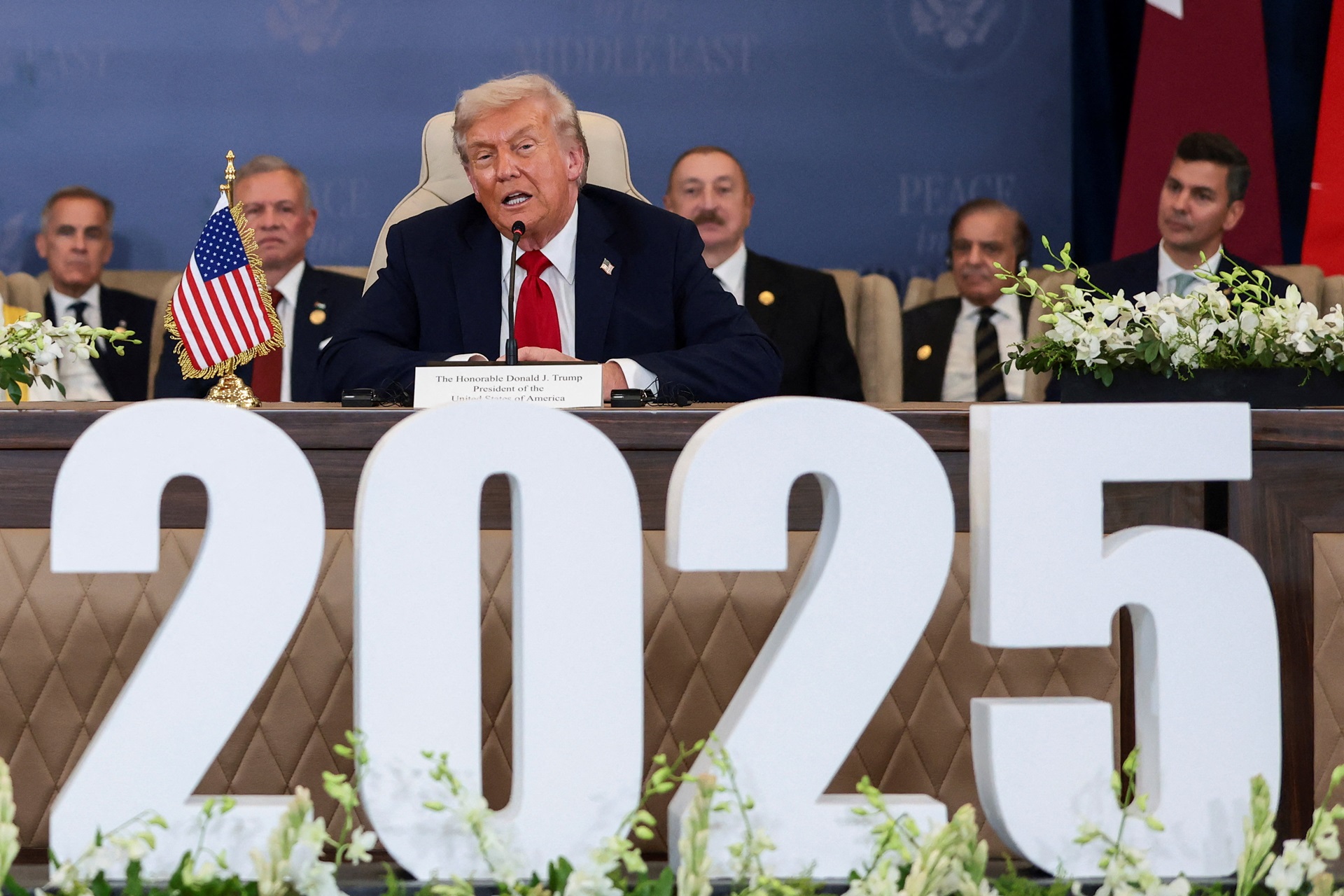O presidente dos EUA, Donald Trump, discursa durante a assinatura oficial da primeira fase do acordo de cessar-fogo de Gaza entre Israel e o Hamas, em Sharm El-Sheikh, Egito, em 13 de outubro de 2025. REUTERS/Evelyn Hockstein