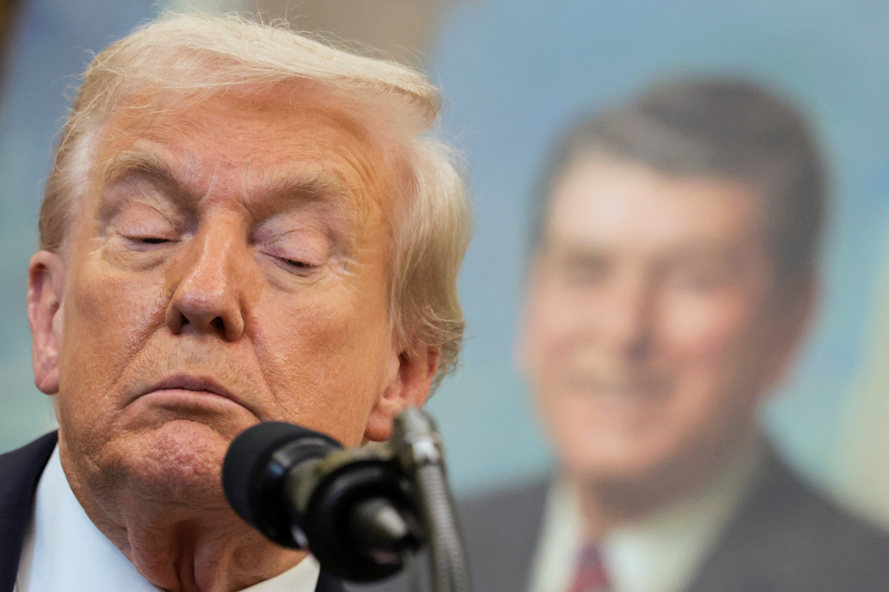 Presidente dos EUA, Donald Trump, faz pausa ao falar diante de retrato do ex-presidente Ronald Reagan durante evento sobre cobertura de tratamentos de fertilidade, no Salão Oval da Casa Branca, Washington, D.C., 16 de outubro de 2025. REUTERS/Jonathan Ernst

