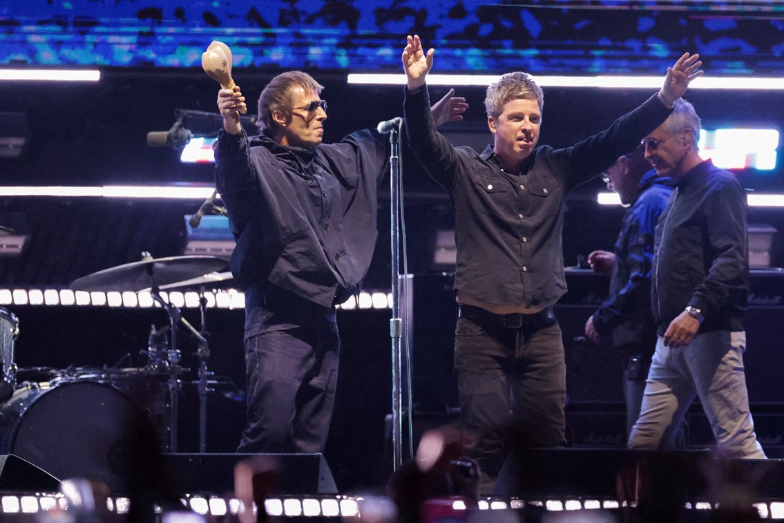 Liam Gallagher e Noel Gallagher, da banda britânica de rock Oasis, reagem durante a turnê Oasis Live '25 no Rose Bowl Stadium em Pasadena, Califórnia, EUA, em 6 de setembro de 2025. REUTERS/Mario Anzuoni