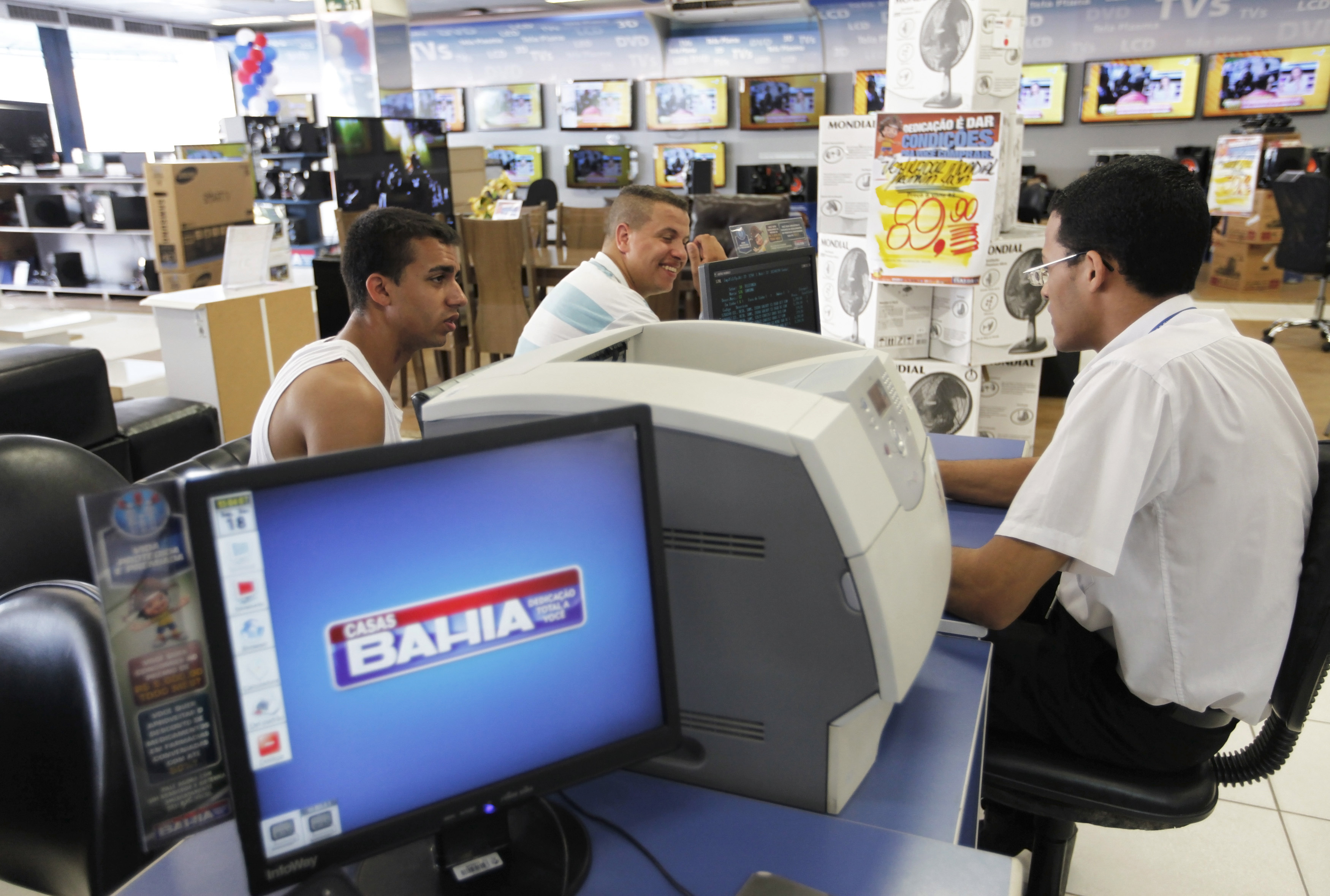 Casas Bahia: prejuízo de R$ 1 bi derruba ações apesar de melhora operacional no 1T