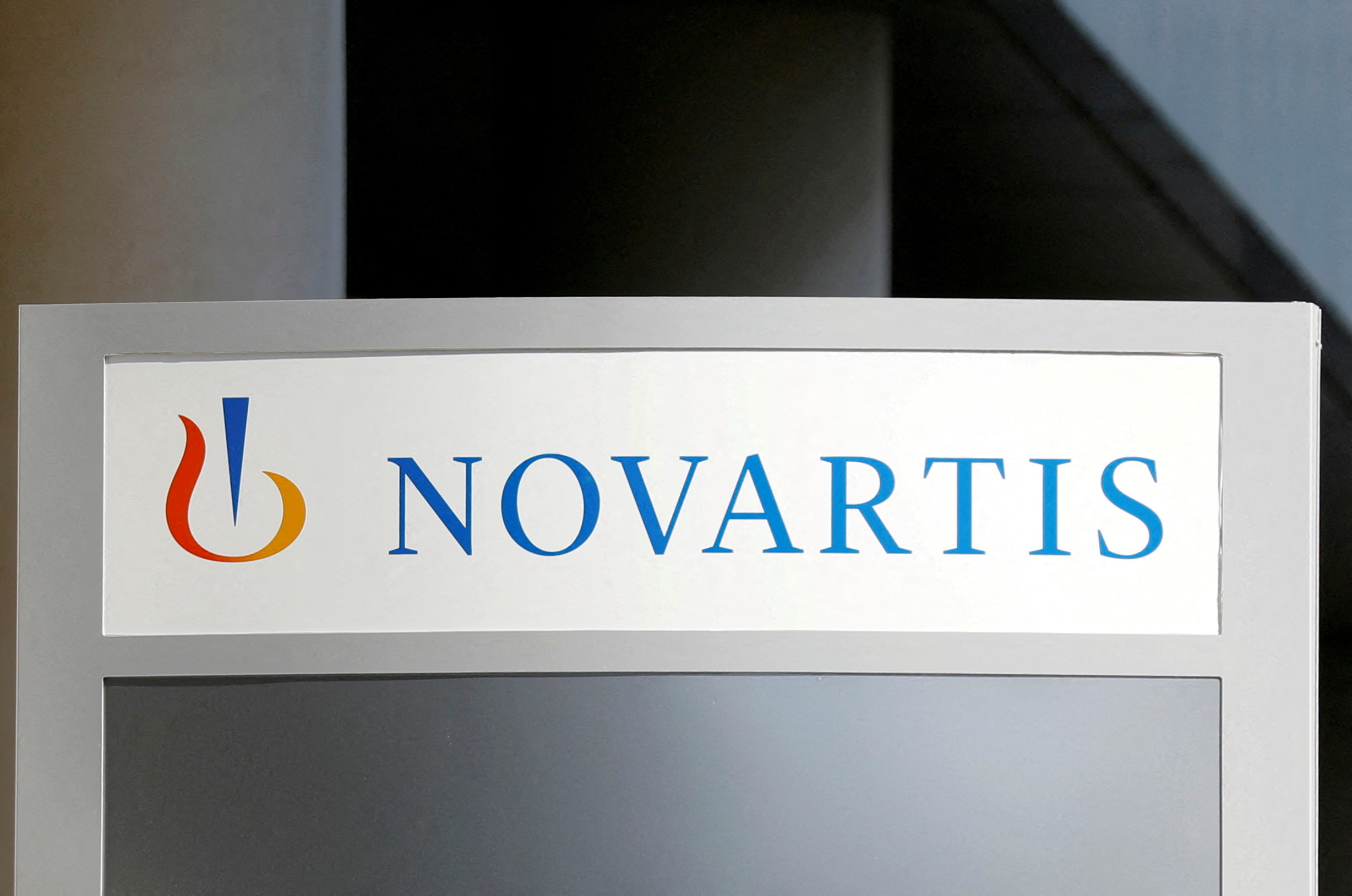 Logo da farmacêutica suíça Novartis aparece no topo da sede da empresa na França, perto Paris, April 22, 2020. (Foto: REUTERS/Charles Platiau/File Photo)