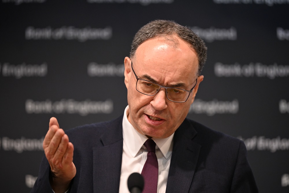 Risco de forte correção segue elevado com alta alavancagem e IA, diz Andrew Bailey
