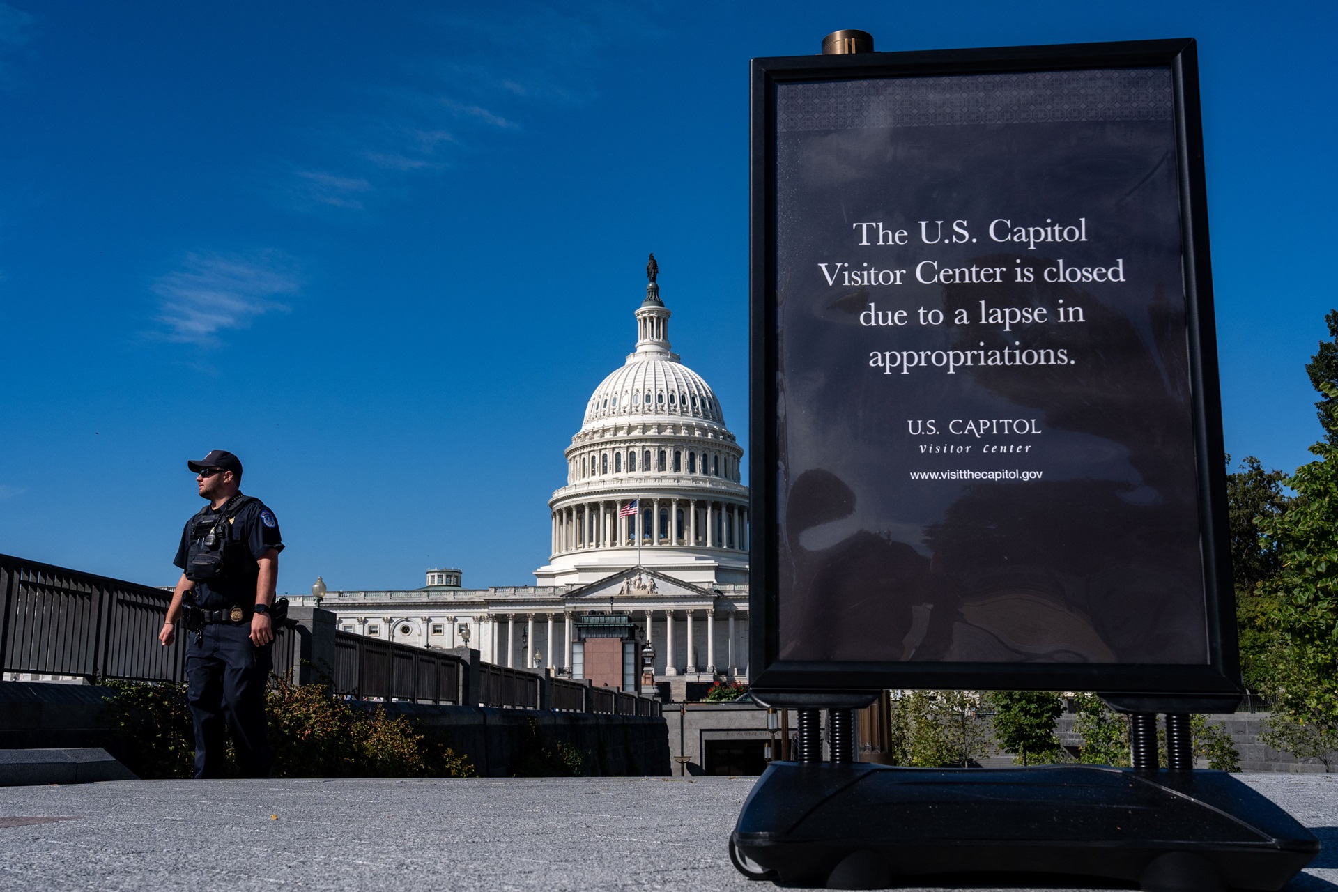 Placa de "Fechado" do lado de fora do Centro de Visitantes do Capitólio, no Capitólio dos EUA, em Washington, DC, EUA, na quarta-feira, 1º de outubro de 2025. (Foto: Kent Nishimura/Bloomberg)