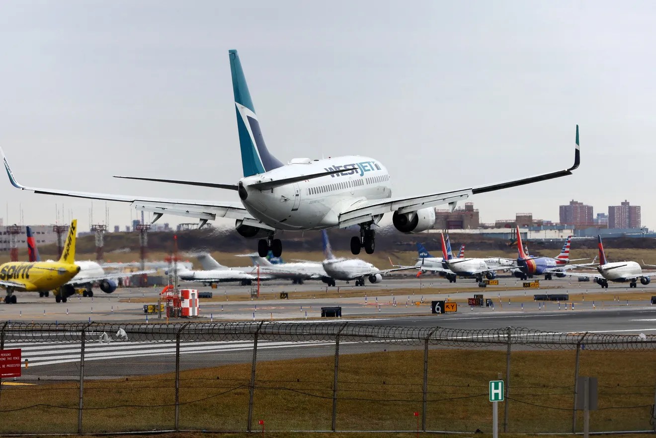 No Canadá, comissários da WestJet entram em greve por disputa salarial