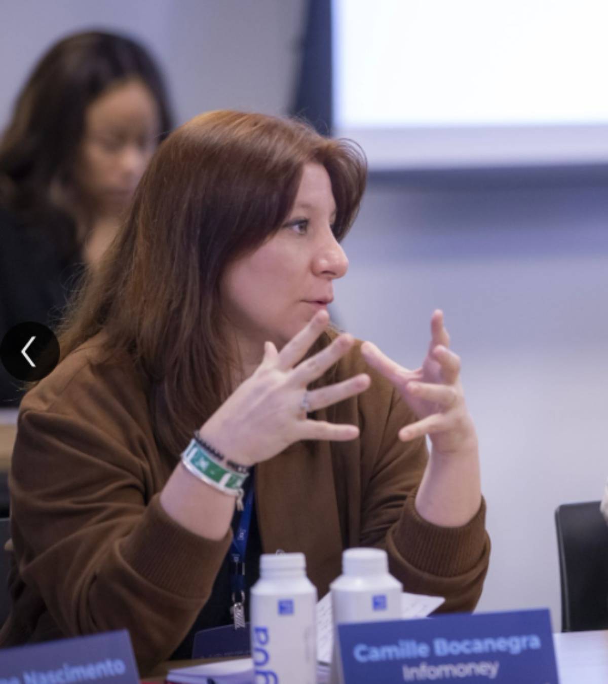 Camille Bocanegra, repórter do Infomoney, avança na carreira e obtém reconhecimento.