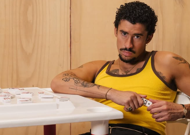 Bad Bunny recua de comentário que fãs devem aprender espanhol antes do Super Bowl