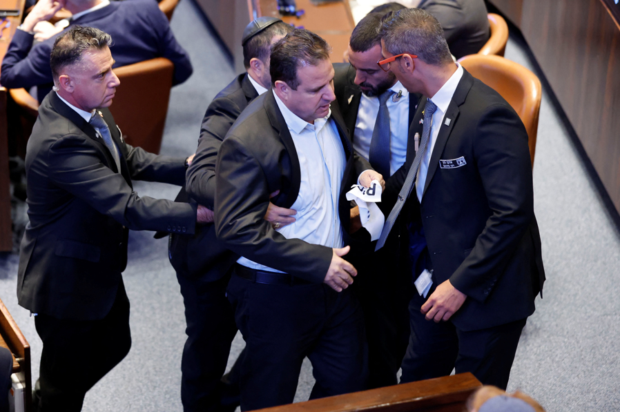 Trump tem discurso brevemente interrompido por oposição no Parlamento de Israel