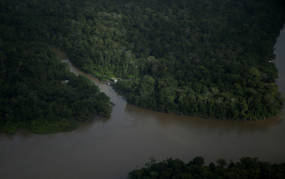 Casa na beira de rios perto da Foz do Amazonas, no Amapá