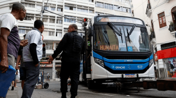 Ônibus como barricadas no Rio de Janeiro, durante a Operação Contenção da Polícia Militar