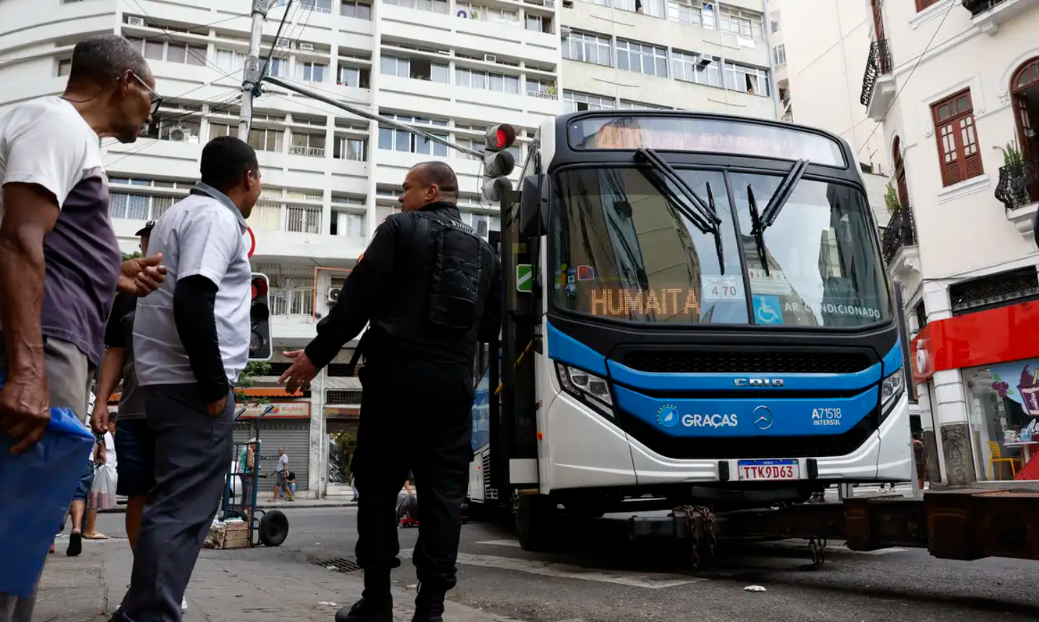 Ônibus como barricadas no Rio de Janeiro, durante a Operação Contenção da Polícia Militar