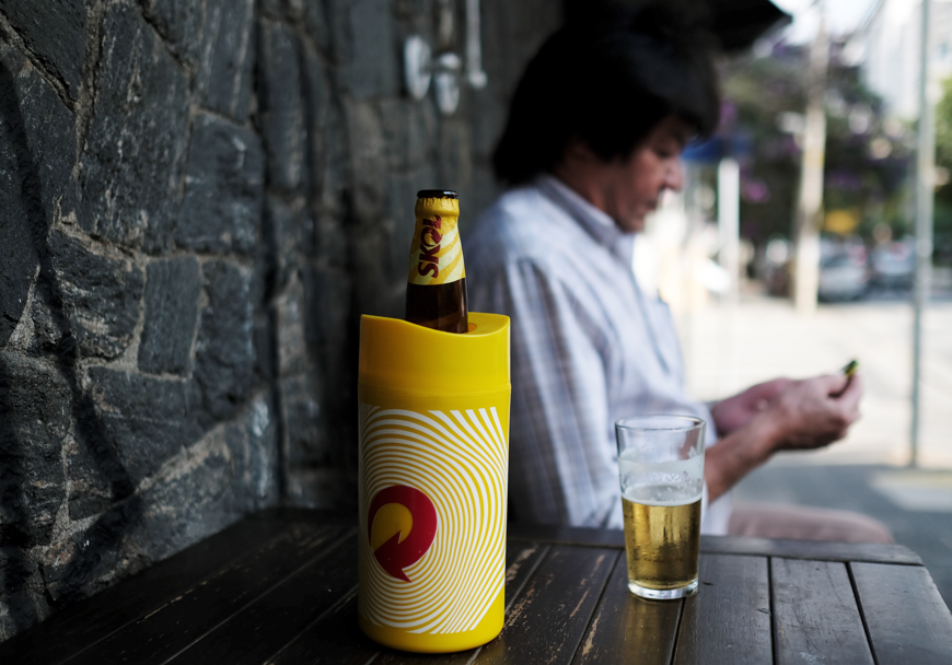 Homem com garrafa de cerveja em bar de São Paulo