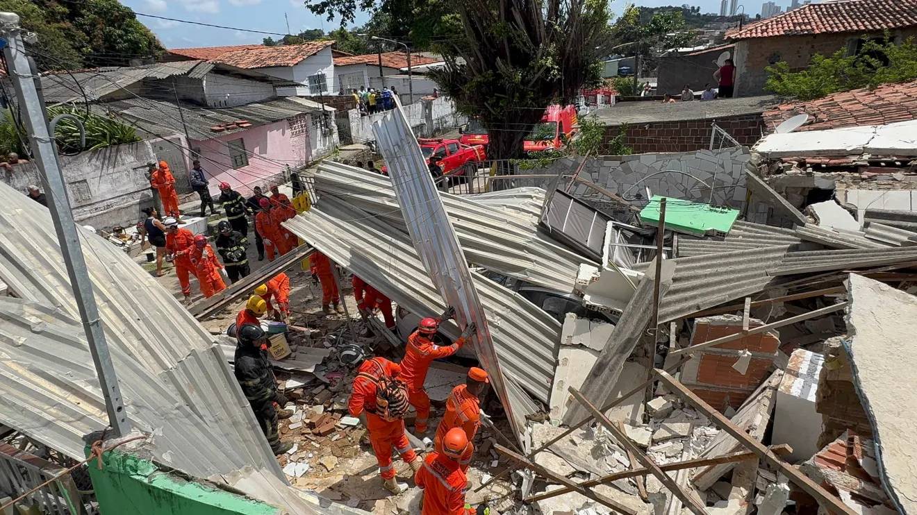 Desabamento de oito casas em Olinda (PE) deixa 2 mortos e feridos