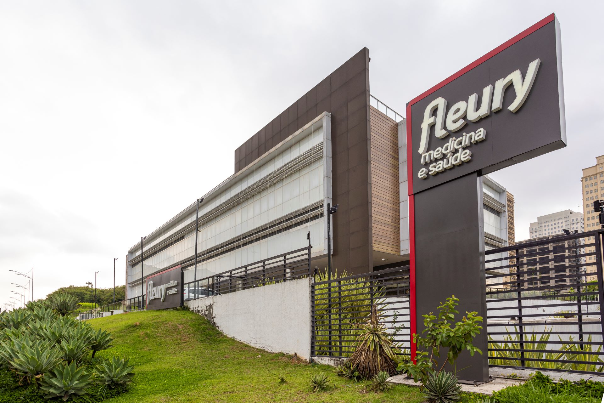 Ações da Oncoclínicas saltam 50% após Fleury aderir a acordo estratégico com Porto 1 Fleury medicina saude red