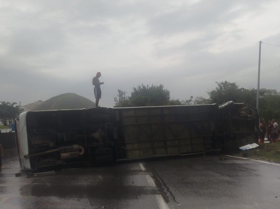 Ônibus com torcedores do Flamengo tomba na Via Dutra e deixa 46 feridos