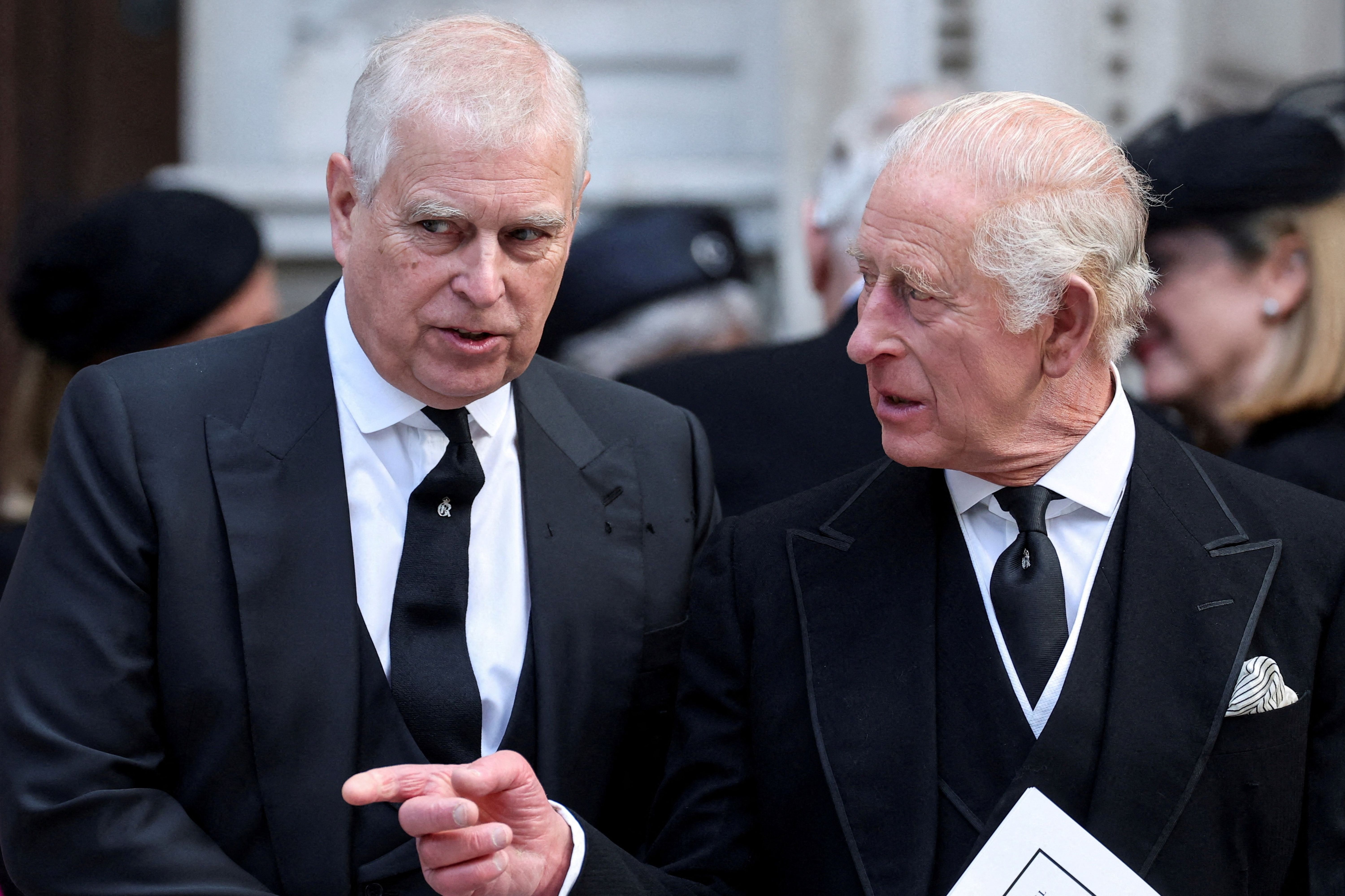 Rei Charles destitui o irmão, Andrew, de seus títulos e de sua casa