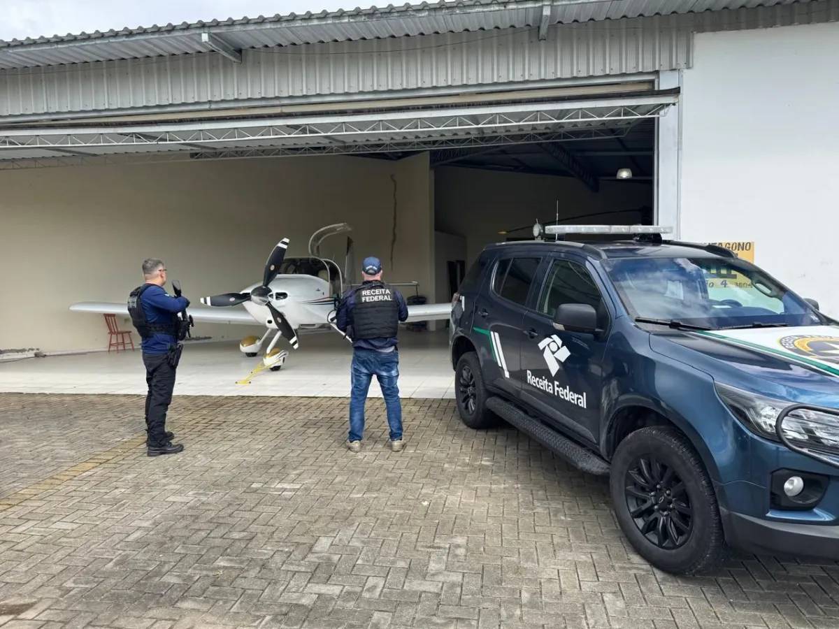 Deputado Neto Carletto em reunião sobre projeto de lei de bagagem de mão em voos