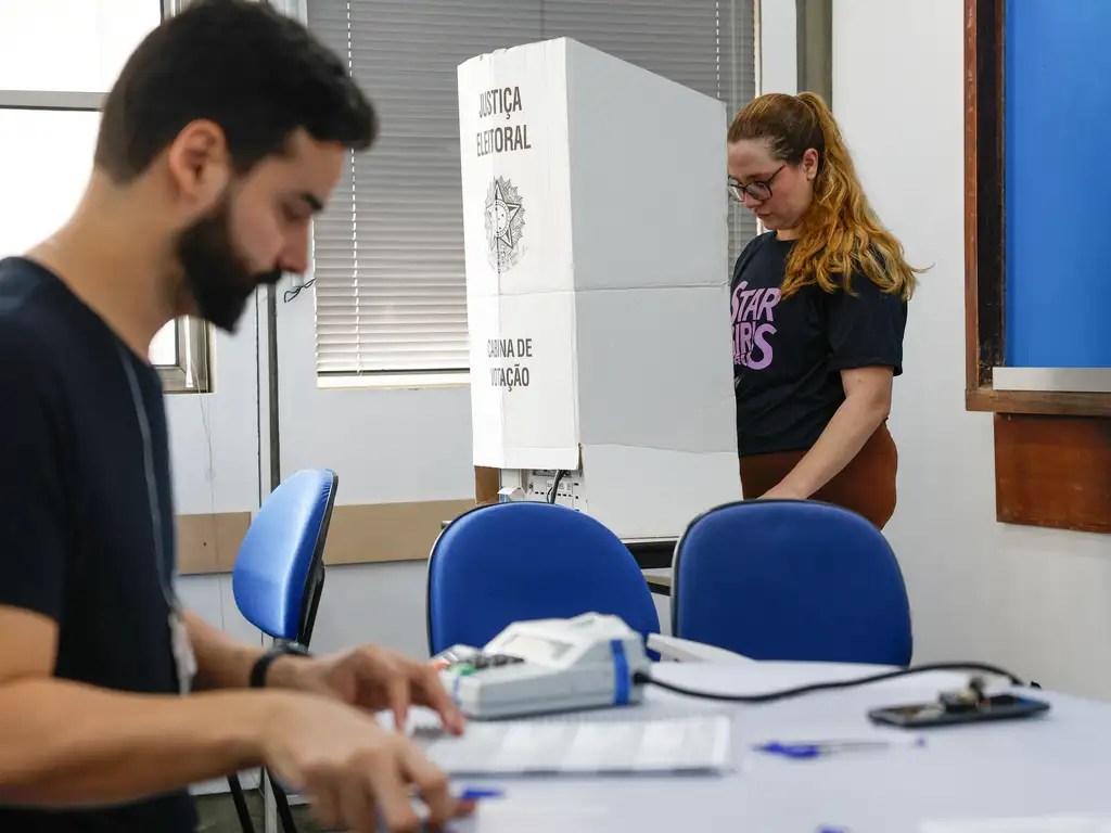 Eleitor e mesário em seção eleitoral