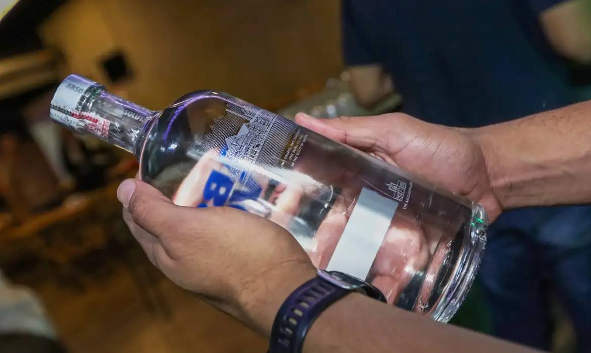 Policiais descobrem laboratório de falsificação de bebidas no DF