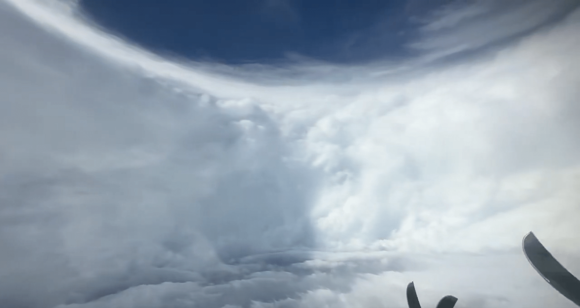 ASSISTA: Avião sobrevoa “olho” do furacão Melissa, que ameaça devastar a Jamaica