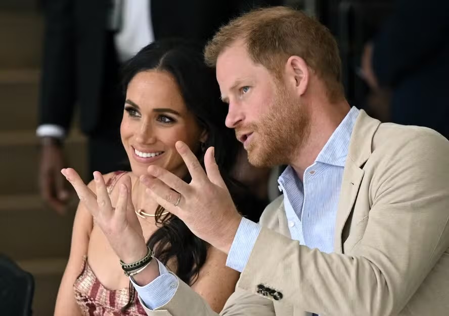 Rei Charles diz que Harry e Meghan continuam membros da realeza sem funções oficiais